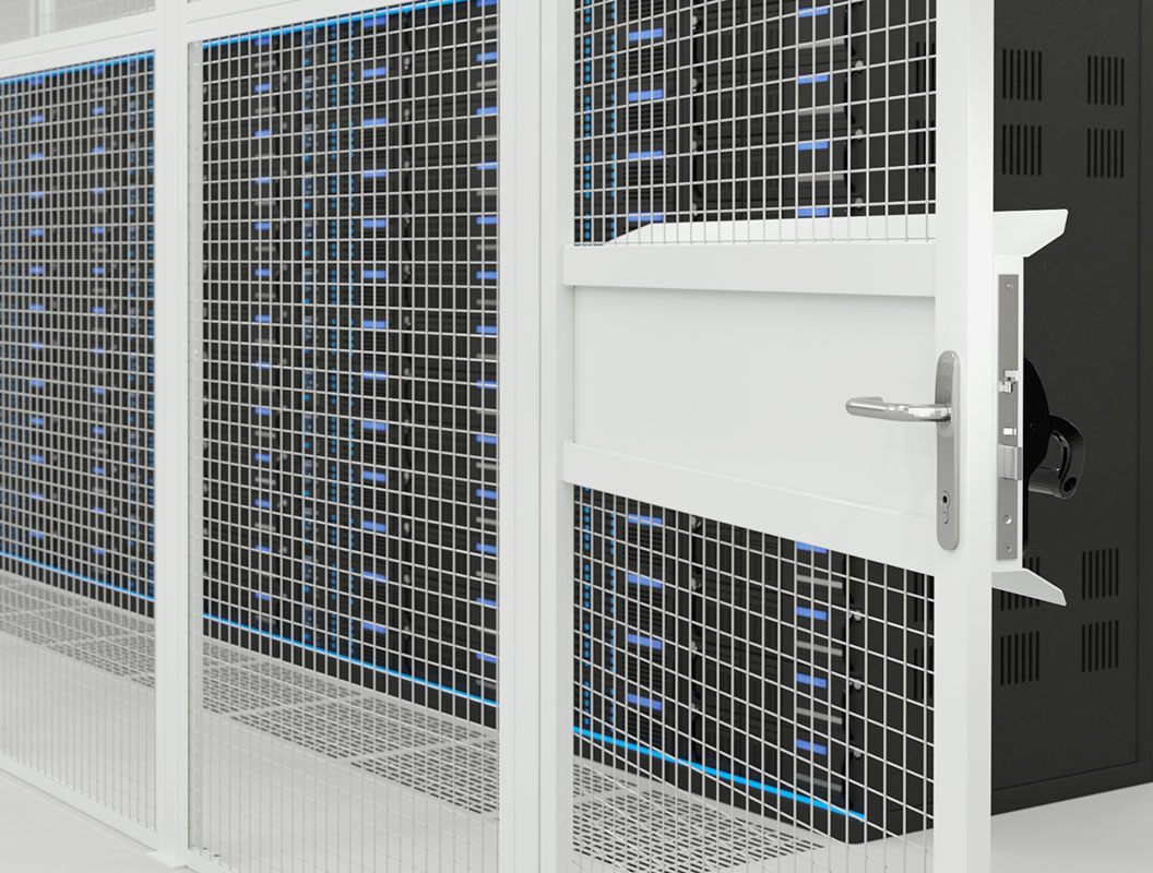 Porta del Cage Satech per Server Room con maniglia antipanico nterna e pannelli in rete per la protezione dei server.